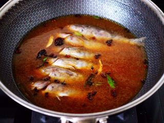 7、酱焖黄鱼粉条,放入洗净的黄鱼。