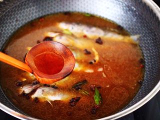 8、酱焖黄鱼粉条,再加入料酒去腥提味。