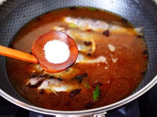 9、酱焖黄鱼粉条,放入白糖和适量的盐调味增鲜。