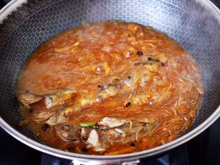 11、酱焖黄鱼粉条,中火焖至锅中汤汁浓稠，粉条变得越来越透明的时候。