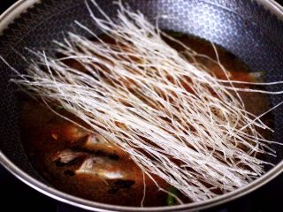10、酱焖黄鱼粉条,大火烧开后，把粉条冲洗干净放入锅中。