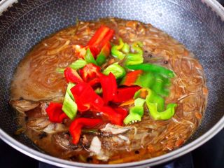 12、酱焖黄鱼粉条,加入提前切片的青椒和红椒。