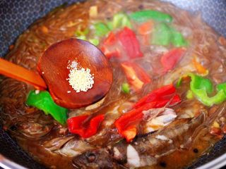 13、酱焖黄鱼粉条,再放入鸡精调味。