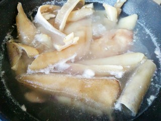 2、原汁皮冻,煮开后去血沫子