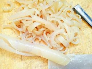 3、原汁皮冻,捞出趁热刮去油脂，边切成条