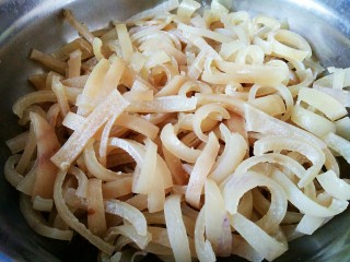 4、原汁皮冻,全部切好后放大盆子里