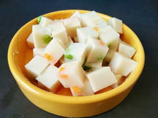 16、原汁皮冻,取出切小块，即可食用，也可以凉拌！