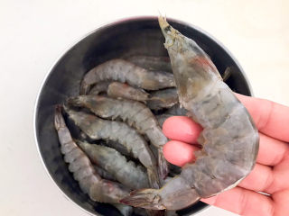 1、明虾煲,大明虾剪去虾须虾脚