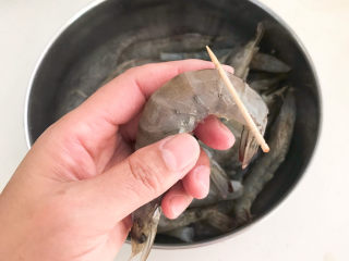 2、明虾煲,挑出虾线,挤出虾脑