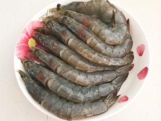 4、明虾煲,所有明虾都处理好备用