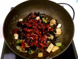 19、明虾煲,加入干红辣椒段,翻炒均匀