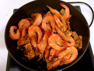 21、明虾煲,加入煎熟的明虾,加入精盐