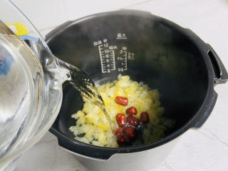 8、苹果银耳红枣汤,加入足够的热水