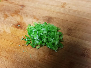 3、鱼香茄饼,把香葱切成末