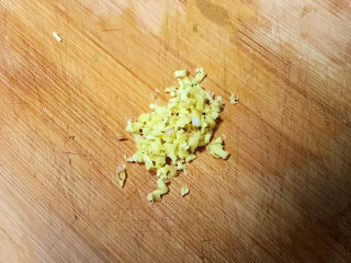 4、鱼香茄饼,鲜姜削皮后切成末