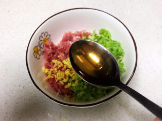 6、鱼香茄饼,加入料酒