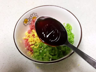 7、鱼香茄饼,加入蚝油