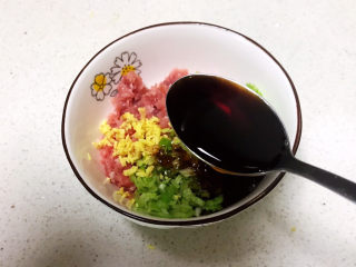 8、鱼香茄饼,加入生抽