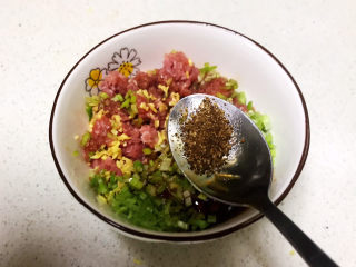 9、鱼香茄饼,加入花椒粉