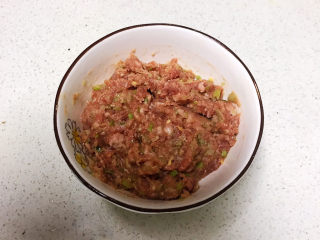 12、鱼香茄饼,顺着一个方向调匀，馅料做好了备用