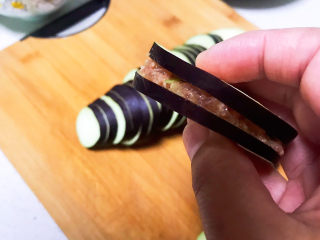 15、鱼香茄饼,一个茄饼就做好了