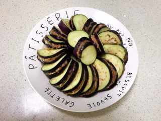 16、鱼香茄饼,把逐一做好的茄饼放入盘里