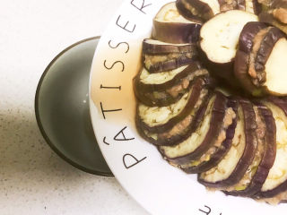 20、鱼香茄饼,把盆子里面汤汁倒入碗里