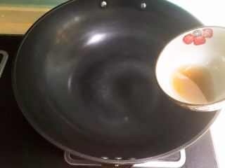 21、鱼香茄饼,把蒸茄饼的汤汁放入炒锅