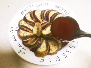 25、鱼香茄饼,把鱼香汁均匀的浇到茄饼上面，鱼香茄饼就做好了~