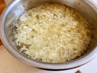 1、苹果银耳红枣汤,银耳1朵凉水泡开，温水或者热水泡都可以的，这里没什么影响。我这个是干的银耳被我掰碎了再泡的，直接泡一整朵就可以，然后再撕碎。