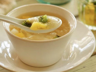 15、苹果银耳红枣汤,加入了猕猴桃菠萝的银耳汤，但要注意猕猴桃不适合久煮，可以在银耳汤快好的时候再将猕猴桃放入。