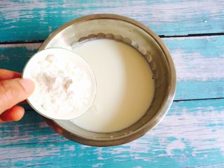 7、少女心爆棚+火龙果牛奶小方,加入玉米淀粉搅拌均匀