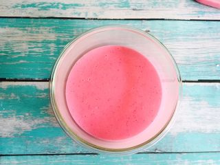 16、少女心爆棚+火龙果牛奶小方,待冷却后盖上盖子放入冰箱冷藏三小时后取出切块裹上椰蓉即可