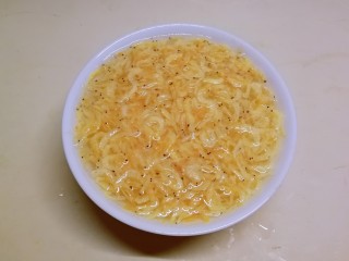 4、清炒冬瓜片,小虾皮清洗干净