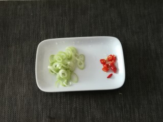 6、清炒冬瓜片,葱切片 红尖椒切圈