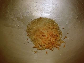 7、清炒冬瓜片,起油锅 油热后放入小虾皮 炒出香味