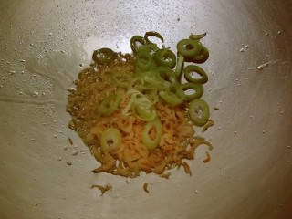 8、清炒冬瓜片,放入葱片去腥增香