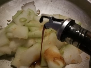 11、清炒冬瓜片,倒入生抽 翻炒均匀