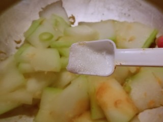 12、清炒冬瓜片,放入白糖和盐