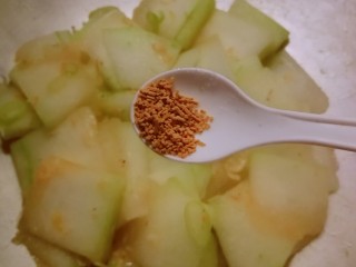 13、清炒冬瓜片,放入鸡粉增加鲜味 翻炒均匀