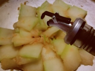 14、清炒冬瓜片,倒入芝麻油增香