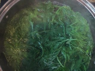 2、青团,放入开水锅中焯一分钟