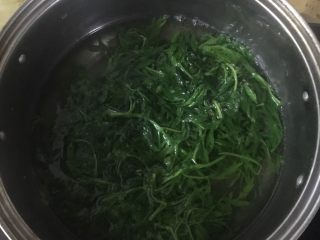 4、青团,在放入锅中，加水（刚好淹过艾叶）煮烂