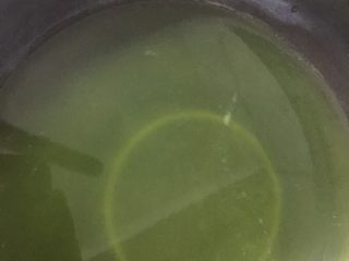 6、青团,煮烂后放进料理机打碎，用筛子过一次