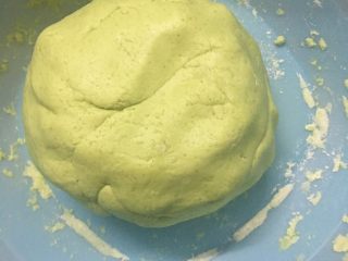 8、青团,趁热加入艾叶汁揉搓成面团，揉好面团后，稍微压扁放在锅中蒸熟取出