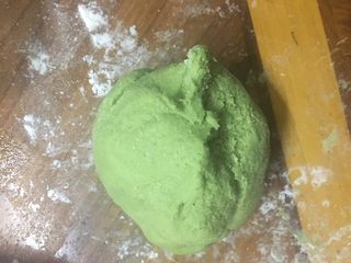 9、青团,蒸熟后再加入适量糯米粉揉搓好