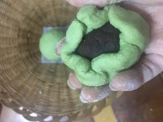 11、青团,包入豆沙馅（我的豆沙是现成的）口向下