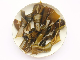 1、玉米海带筒骨汤,海带温水泡发洗净。