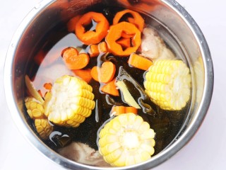 10、玉米海带筒骨汤,加入没过食材的水,开启煲汤模式。