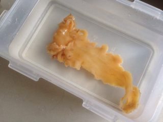 1、花胶焖鸡,将干花胶放入冷水中，置于冰箱浸泡一个晚上（8个小时）。烧开水，将花胶放入3分钟，捞出继续放入冷水浸泡置于冰箱1天。
